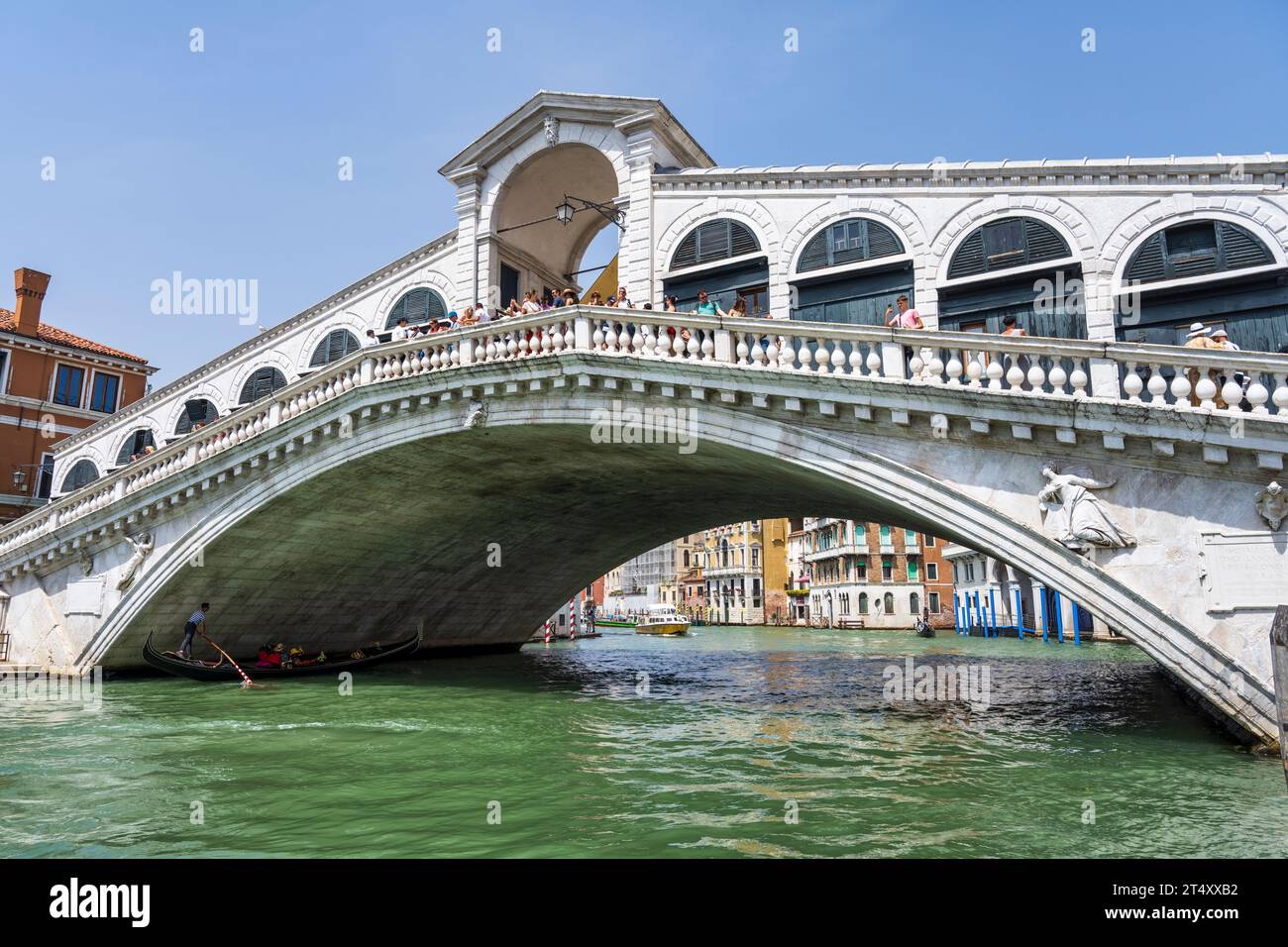 Touristes sur le pont du Rialto qui enjambe le Grand Canal à Venise, région de Vénétie, Italie Banque D'Images