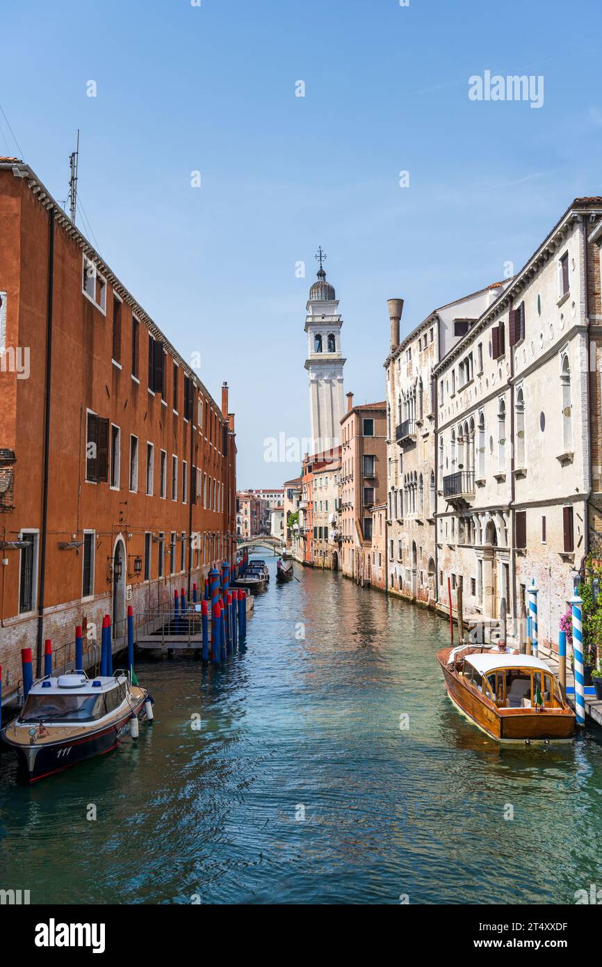 Vue du canal Rio dei Greci depuis Ponte de la Pieta, avec clocher penché de Chiesa di San Giorgio dei Greci au-delà à Venise, région de Vénétie, Italie Banque D'Images