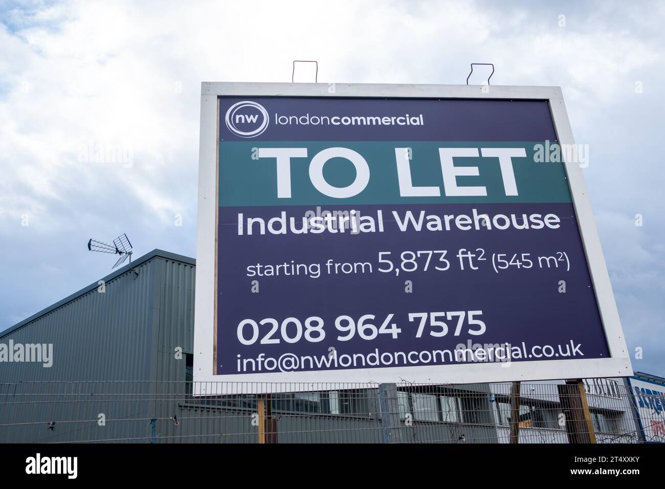 LONDRES, le 31 OCTOBRE 2023 : entrepôt industriel à louer à côté de l'A40 dans l'ouest de Londres Banque D'Images