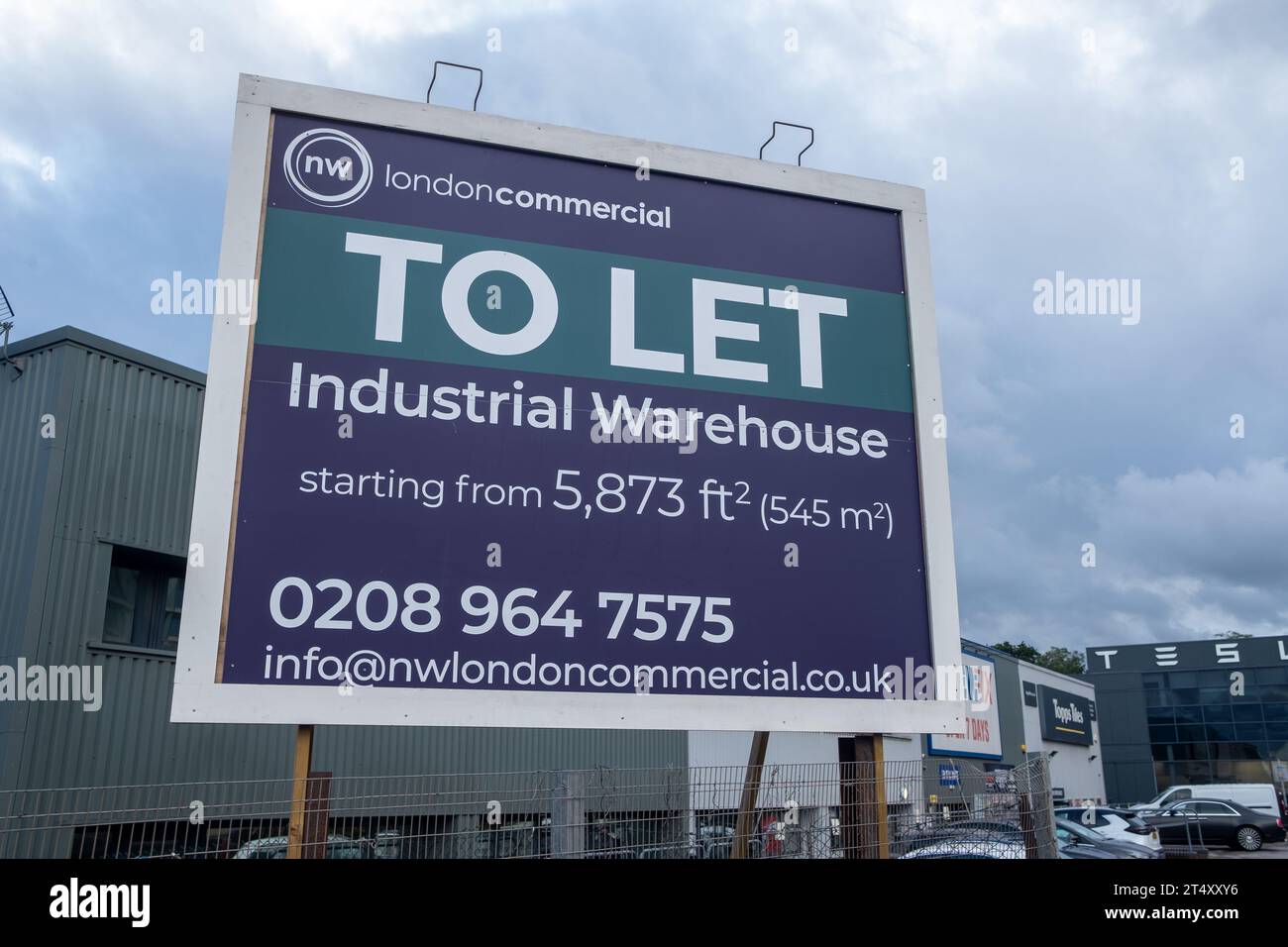 LONDRES, le 31 OCTOBRE 2023 : entrepôt industriel à louer à côté de l'A40 dans l'ouest de Londres Banque D'Images