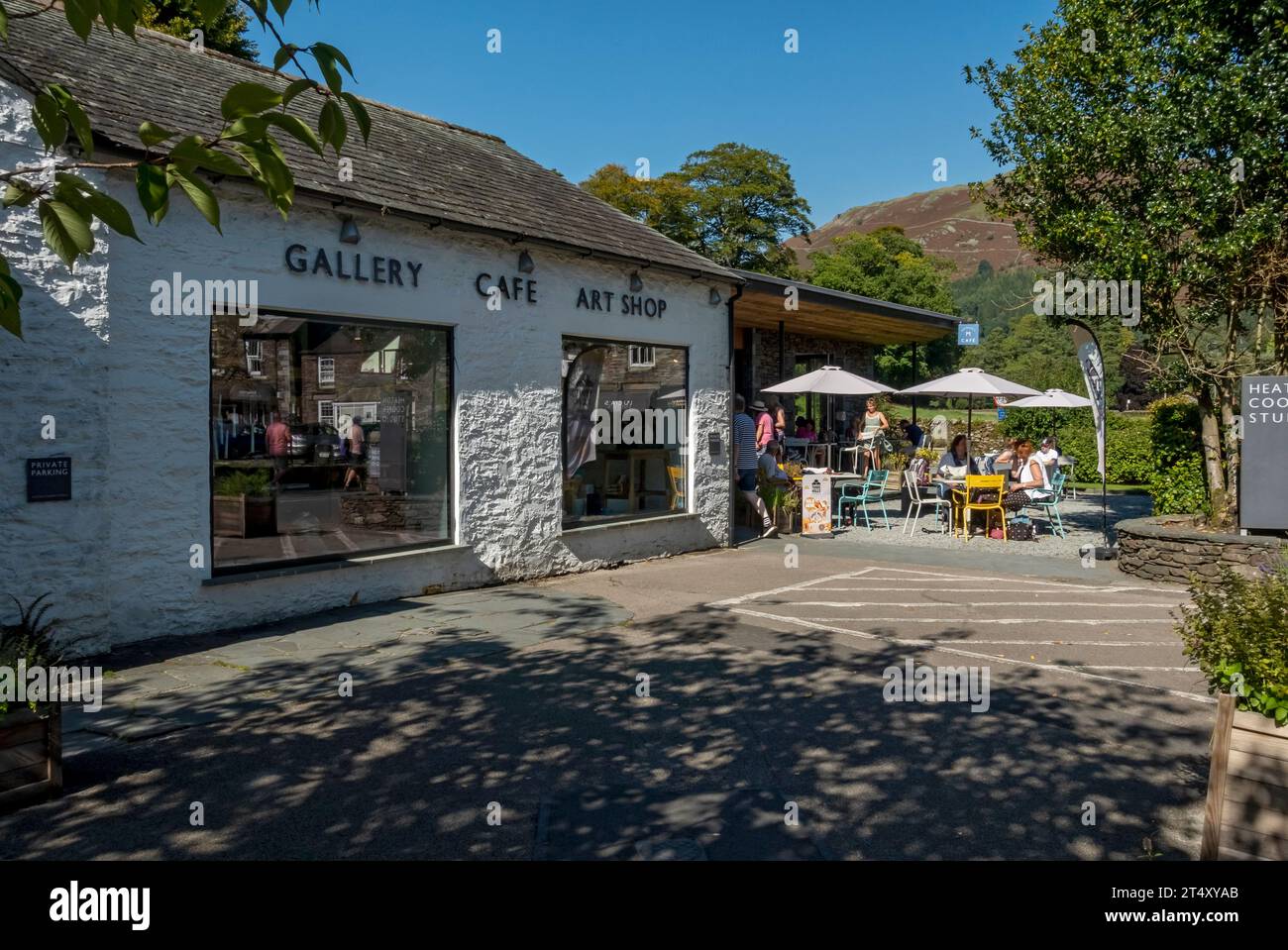 Personnes touristes visiteurs au café à l'extérieur Heaton Cooper Studio en été Grasmere village Cumbria Angleterre Royaume-Uni GB Grande-Bretagne Banque D'Images