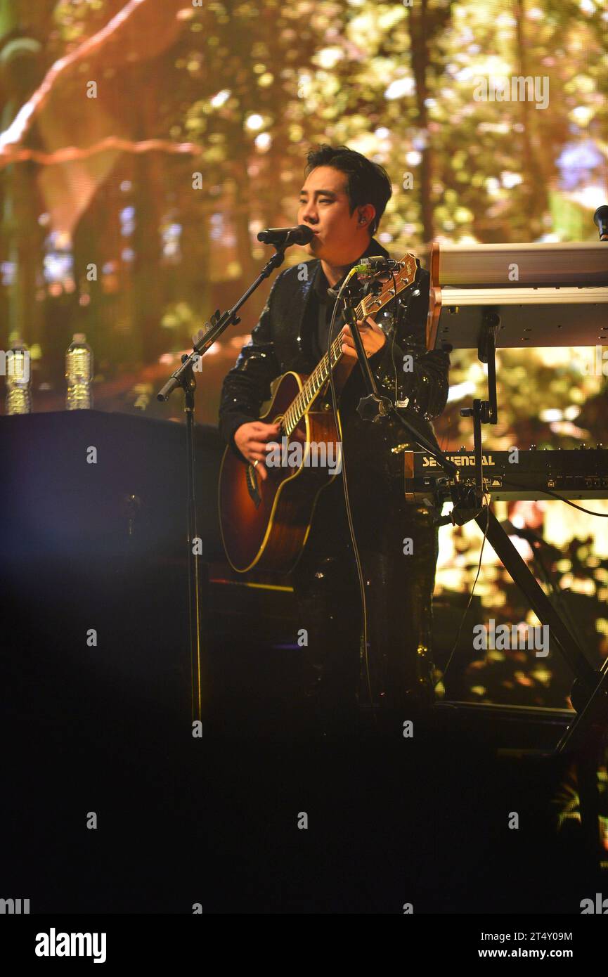 MIAMI , FLORIDE - 31 OCTOBRE : Park do-joon du groupe de rock indépendant coréen THE ROSE se produit sur scène lors de la tournée Dawn to Dusk au James L. Knight Center le 31 octobre 2023 à Miami, en Floride. Droit d'auteur : xmpi10x Banque D'Images