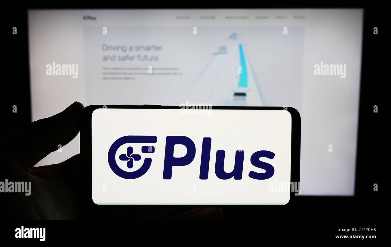 Personne détenant un smartphone avec le logo de la société de camionnage autonome américaine PlusAI Inc. Devant le site Web. Concentrez-vous sur l'affichage du téléphone. Banque D'Images