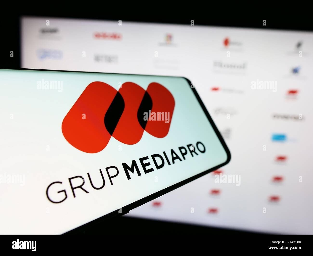 Smartphone avec logo de la société multimédia espagnole Mediapro Group en face du site Web de l'entreprise. Concentrez-vous sur le centre de l'écran du téléphone. Banque D'Images