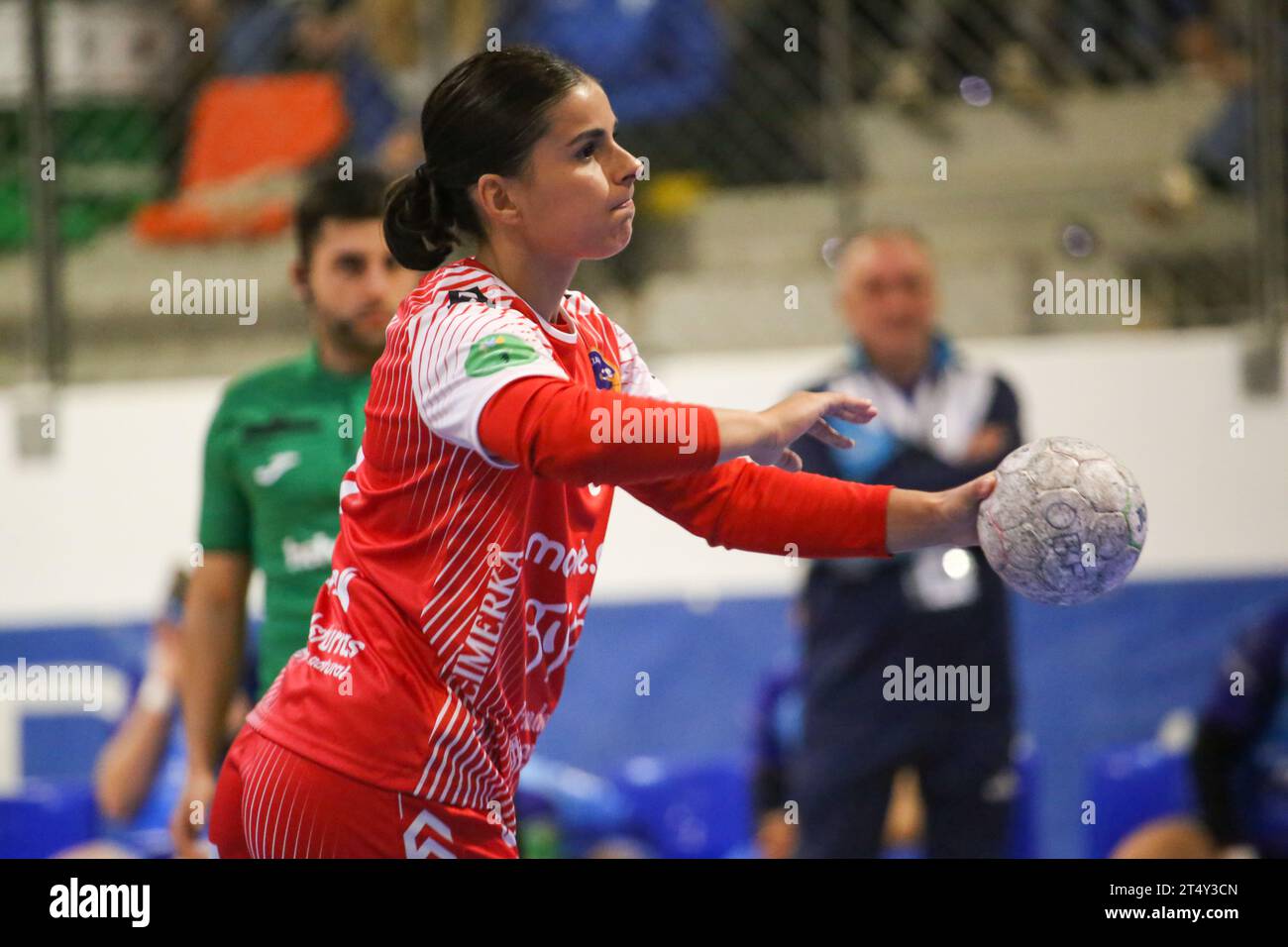 Oviedo, Espagne. 1 novembre 2023. La joueuse de Motive.co Gijon Balonmano la Calzada, Paula Maria Valdivia (8) lance un 7 mètres lors de la 9e Journée de la Liga Guerreras Iberdrola entre Lobas Global ATAC Oviedo et Motive.co Gijon Handball la Calzada, le 1 novembre 2023, au Florida Arena Municipal Sports Center, à Oviedo, Espagne. (Photo Alberto Brevers/Pacific Press) crédit : Pacific Press Media production Corp./Alamy Live News Banque D'Images