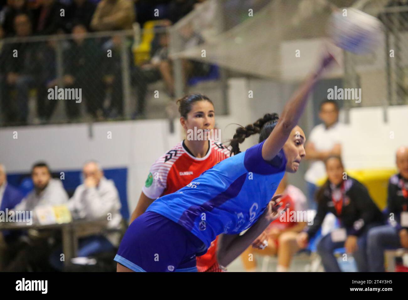 Oviedo, Espagne. 1 novembre 2023. Elena Martinez, joueuse de Lobas Global ATAC Oviedo (11 ans) lance un 7 mètres lors de la 9e Journée de la Liga Guerreras Iberdrola entre Lobas Global ATAC Oviedo et Motive.co Gijon Balonmano la Calzada, le 1 novembre 2023, au Florida Arena Municipal Sports Center, à Oviedo, Espagne. (Photo Alberto Brevers/Pacific Press) crédit : Pacific Press Media production Corp./Alamy Live News Banque D'Images