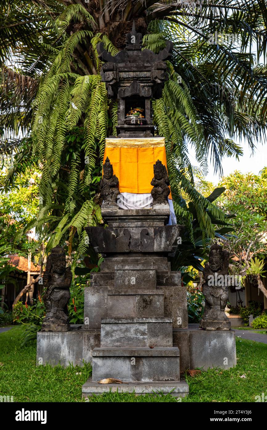 Parc avec des plantes tropicales et des statues traditionnelles de la foi hindoue et pour la décoration. Vie tropicale insulaire en tant que touriste à Bali, Indonésie Banque D'Images