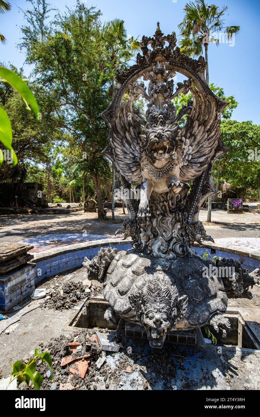 Un ancien parc aquatique et d'attractions récupéré par la nature, lieu perdu. Taman Festival Bali, Padang Galak, Bali, Indonésie Banque D'Images