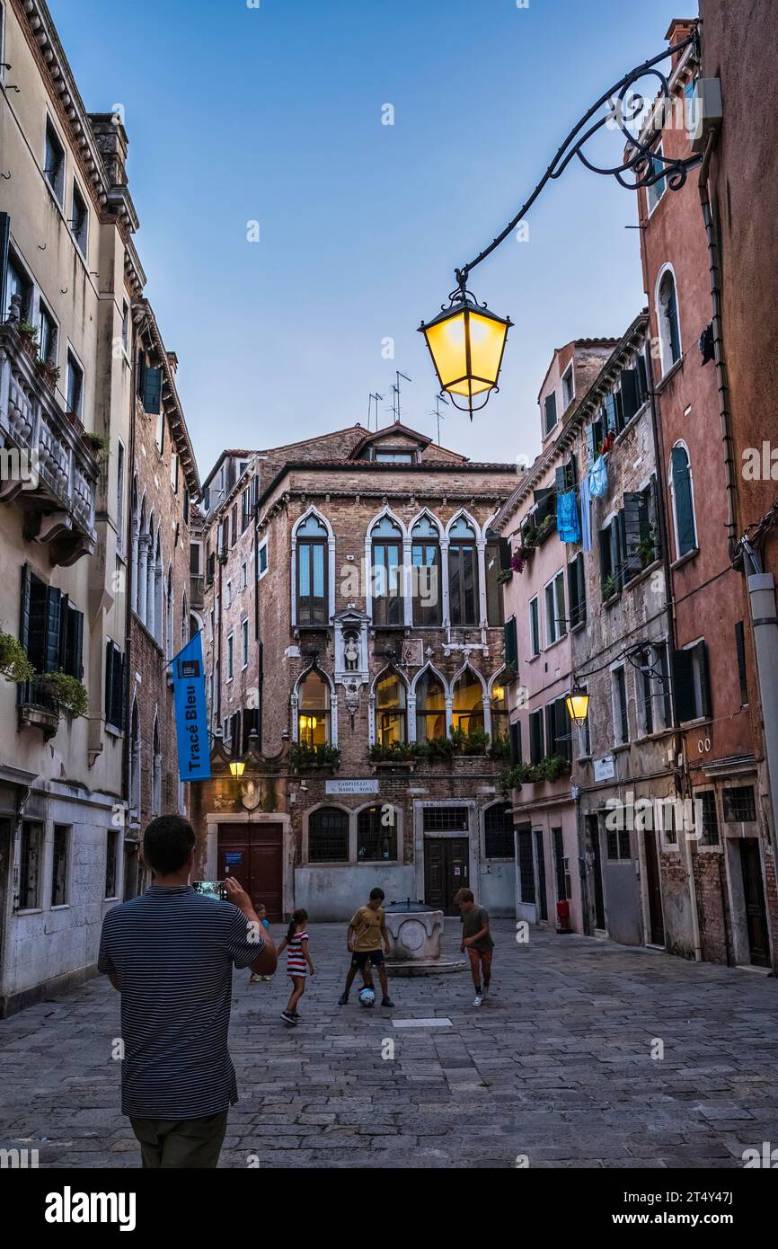 Enfants jouant, Campiello Santa Maria Nova, Venise, Italie Banque D'Images