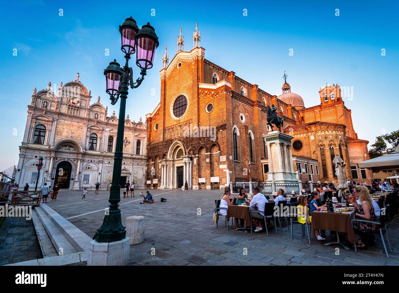 Restaurant en face de la Basilique Santi Giovanni e Paolo, Venise, Italie Banque D'Images
