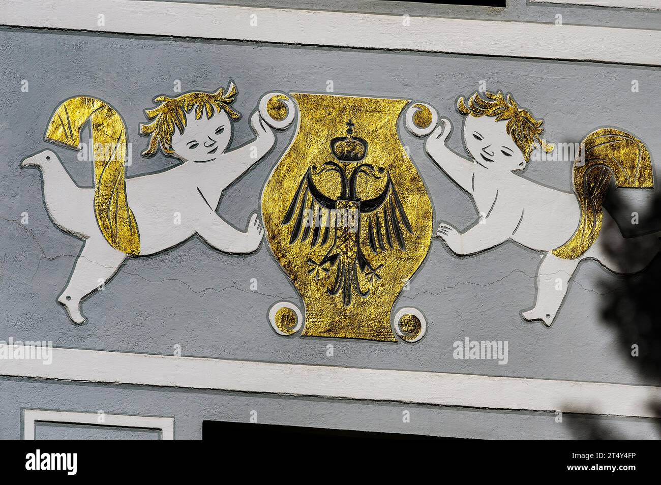 Fresque avec armoiries dorées et aigle à double tête avec couronne sur façade grise, Kempten, Allgaeu, Bavière, Allemagne Banque D'Images