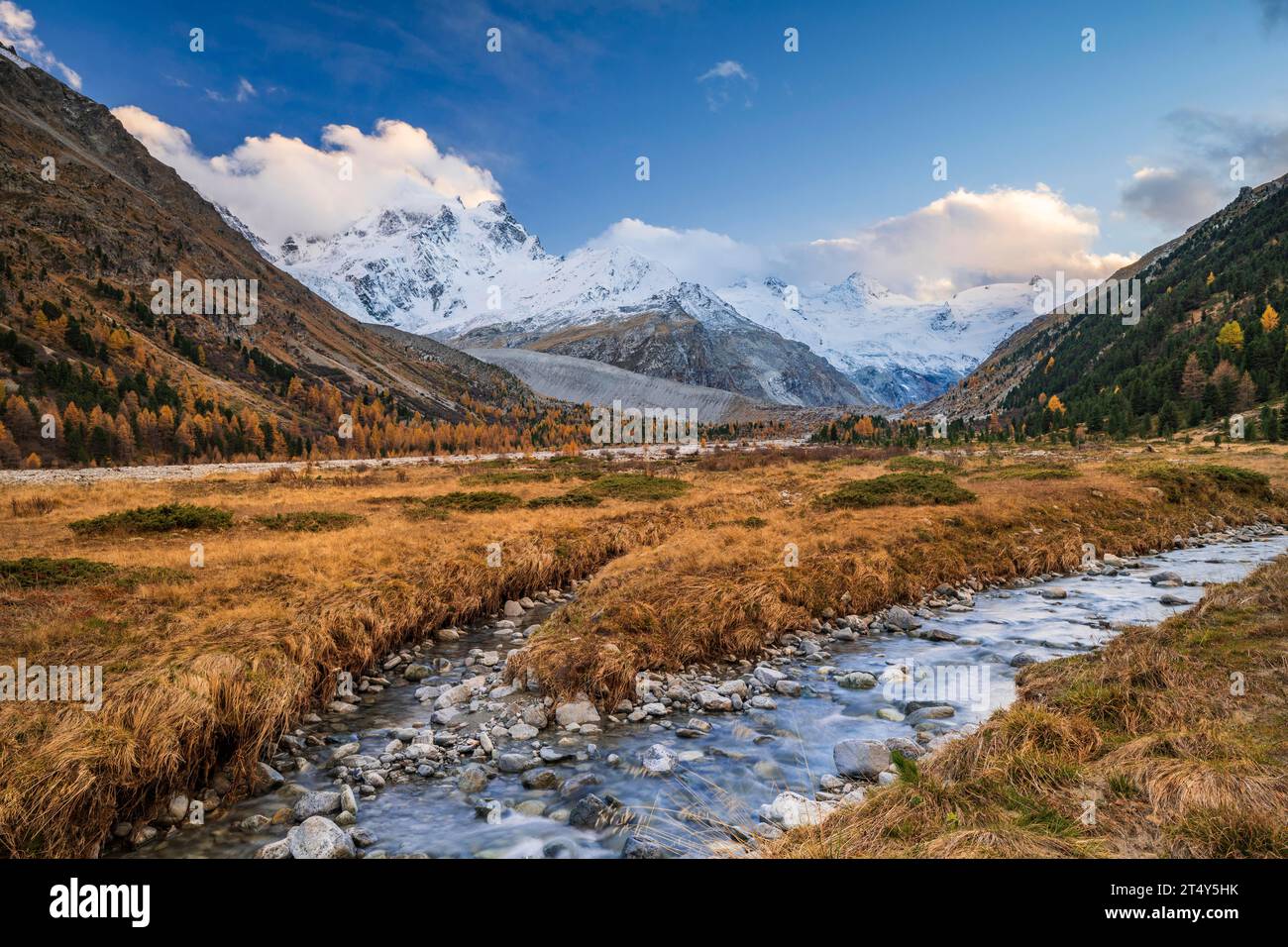 Paysage d'automne dans Val Roseg, montagnes enneigées, Pontresina, Engadin, Canton Graubuenden, Suisse Banque D'Images