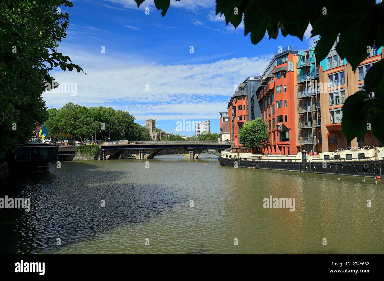Vue en amont sur la rivière Avon de Welsh Retour vers Bristol Bridge, Castle Hill et St Peter's Church, Bristol. Banque D'Images
