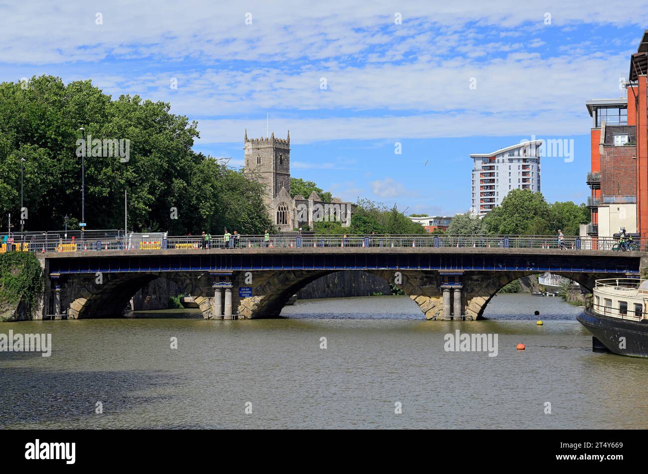 Vue en amont sur la rivière Avon de Welsh Retour vers Bristol Bridge, Castle Hill et St Peter's Church, Bristol. Banque D'Images