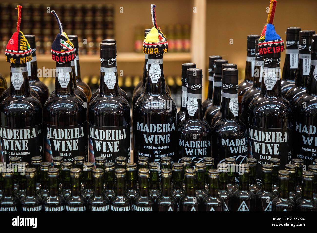 Vin de Madère en bouteille, marché, Mercado dos Lavradores, Funchal, Madère, Portugal Banque D'Images