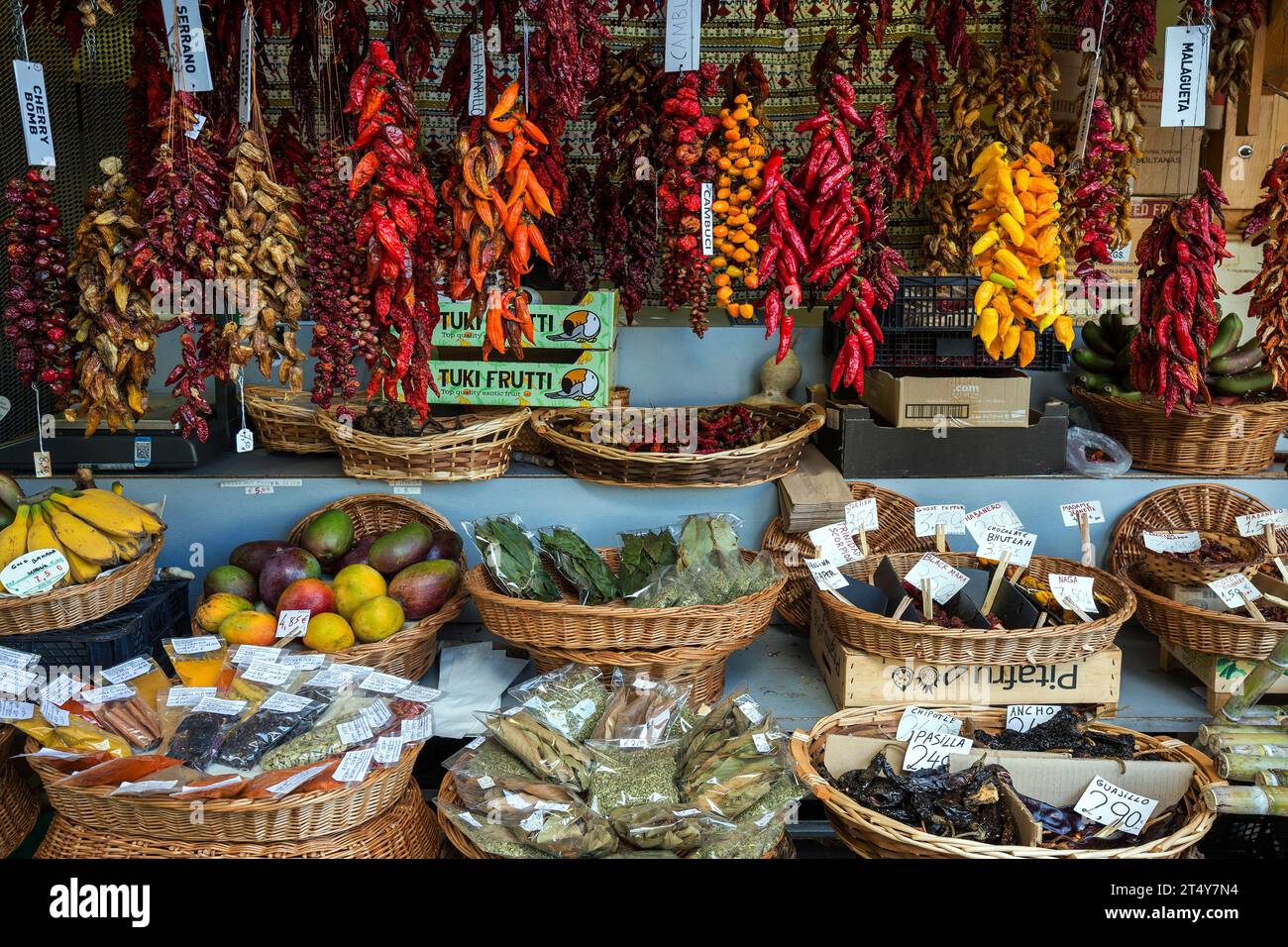 Stalle avec des fruits exotiques, fruits et herbes, marché, halle de marché, mercado dos Lavradores, Funchal, Madère, Portugal Banque D'Images