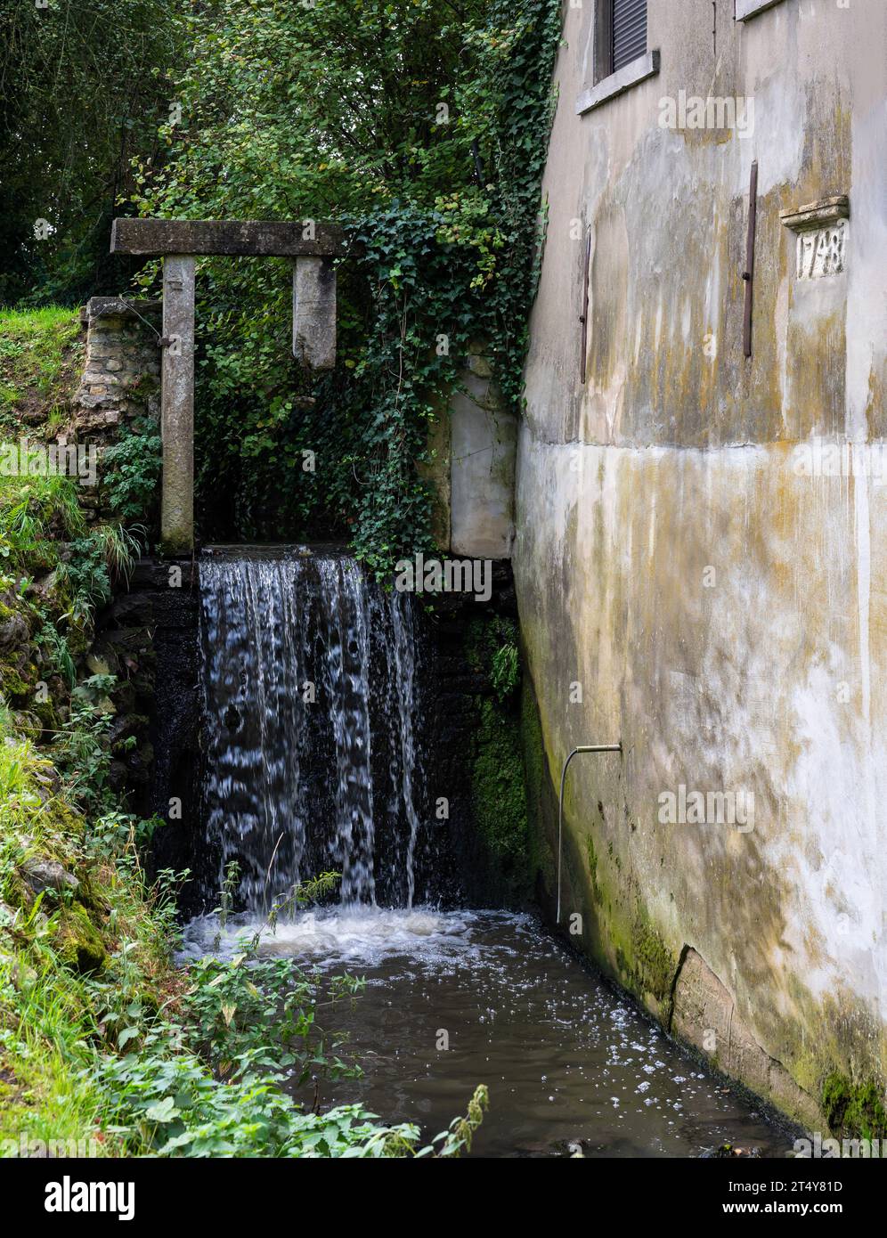 Imde, Brabant flamand, Belgique, 14 octobre 2023 - l'ancien moulin à eau, appelé moulin à dragues à un ruisseau Banque D'Images