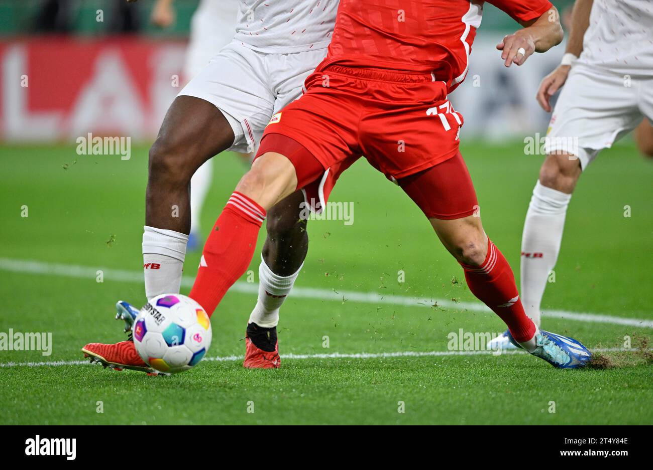 Coupe DFB, duel, détail, vue partielle, jambes de football, Adidas Derbystar match ball, MHPArena, MHP Arena Stuttgart, Baden-Wuerttemberg, Allemagne Banque D'Images