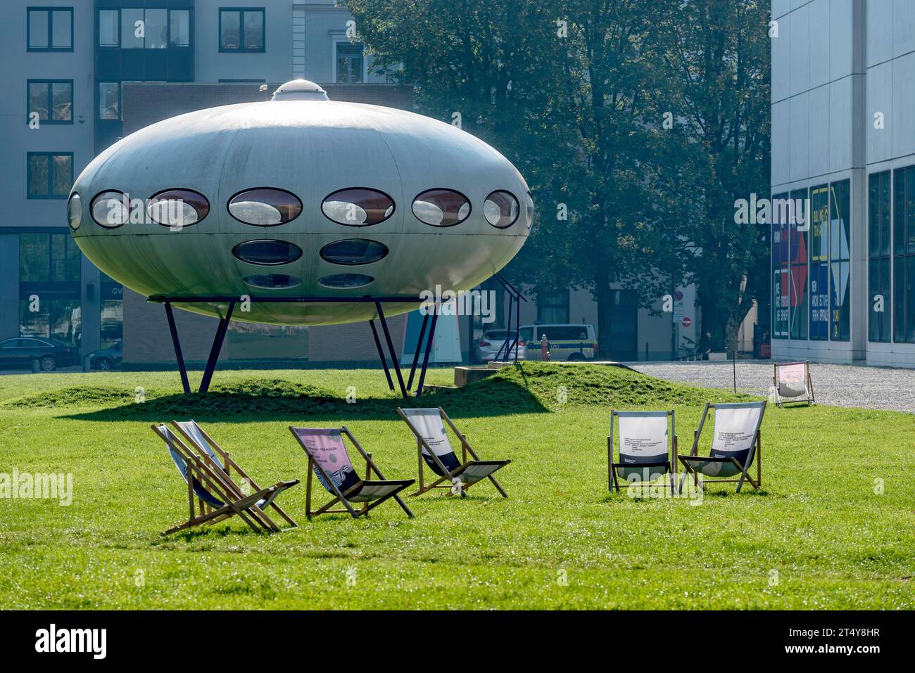 Futuro, Futuro House, maison ronde en plastique par Matti Suuronen, futuriste fonctionnel, OVNI, chaises longues, prairie au Musée Pinakothek der Banque D'Images