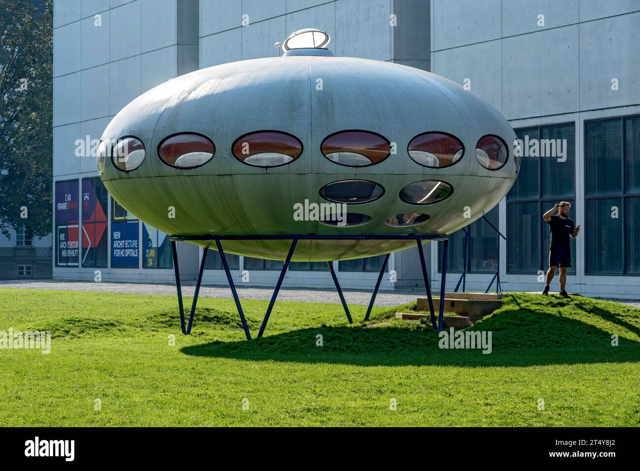 Futuro, Futuro House, maison ronde en plastique par Matti Suuronen, futuriste fonctionnel, OVNI, homme, prairie au Musée Pinakothek der moderne Banque D'Images