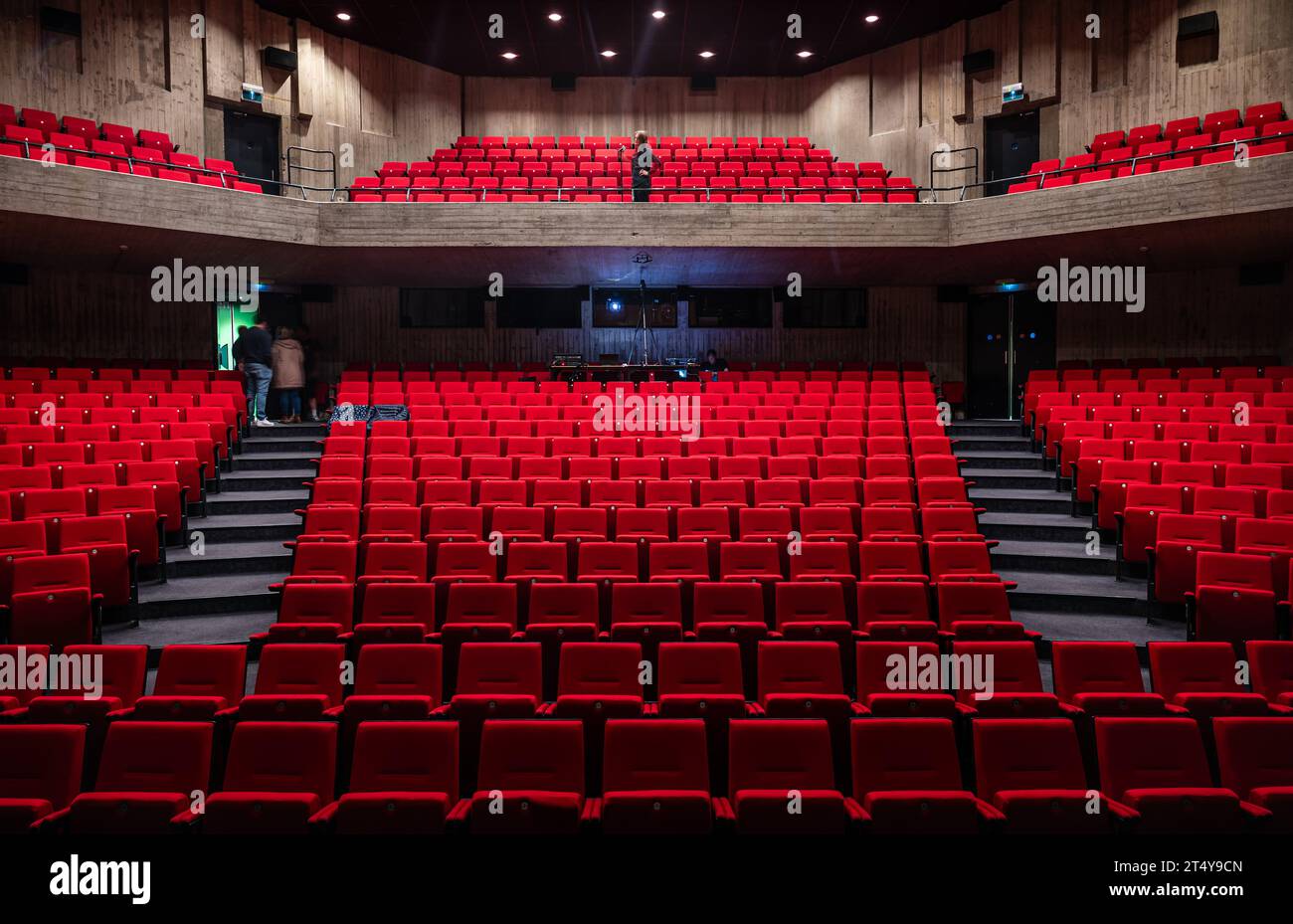 Dilbeek, Brabant flamand, Belgique, 22 octobre 2023 - chaises en velours rouge d'une salle de concert des arts de la scène Banque D'Images