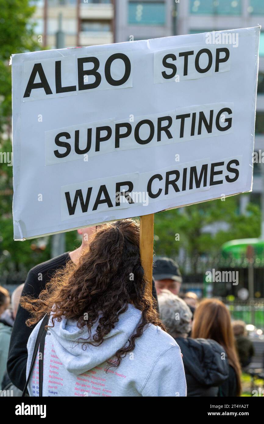 Une manifestation tient une pancarte indiquant « Albo arrête de soutenir les crimes de guerre » en référence au Premier australien Anthony Albanese lors d'un rassemblement à Melbourne. Lors d’un rassemblement sincère à Melbourne en Australie, les Juifs et leurs alliés se sont réunis pour protester contre l’action militaire israélienne en cours à Gaza. La perte dévastatrice de milliers de vies innocentes les a incités à appeler à une paix immédiate. Brandissant des pancartes et scandant des slogans, ils ont lancé un puissant appel en faveur d’une intervention internationale, exhortant les dirigeants mondiaux à privilégier la diplomatie plutôt que la violence. Banque D'Images
