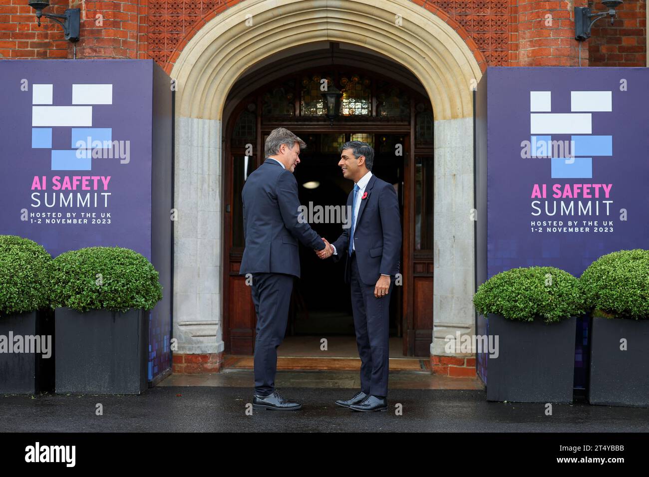 Le Premier ministre Rishi Sunak (à droite) accueille le ministre allemand de l’économie et du climat Robert Habeck lors du sommet sur la sécurité de l’IA, le premier sommet mondial sur l’utilisation sûre de l’intelligence artificielle, à Bletchley Park à Milton Keynes, dans le Buckinghamshire. Date de la photo : jeudi 2 novembre 2023. Banque D'Images