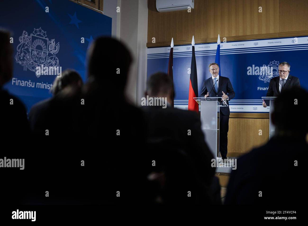 Christian Lindner FDP, Bundesminister der Finanzen, und Arvils Aseradens, Finanzminister Lettlands geben eine gemeinsame Pressekonferenz à Riga, 02.11.2023. Riga Lettland *** Christian Lindner FDP, ministre fédéral des Finances, et Arvils Aseradens, ministre des Finances de Lettonie donnent une conférence de presse conjointe à Riga, 02 11 2023 Riga Lettonie Copyright : xFelixxZahnx crédit : Imago/Alamy Live News Banque D'Images