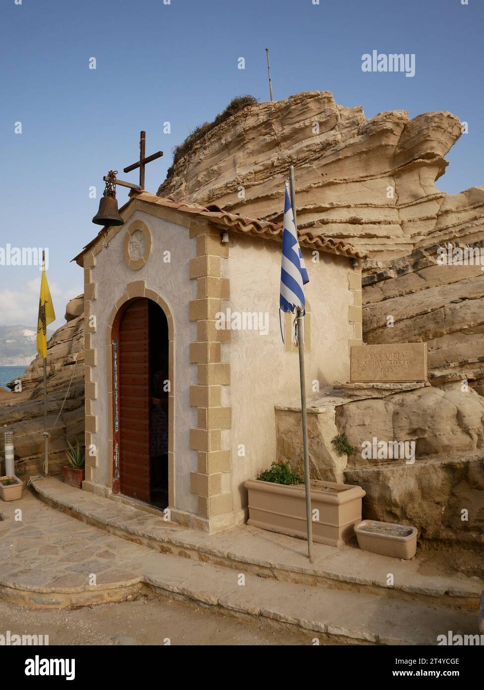 Petite chapelle construite en calcaire érodé au port d'Agios Sostis, Zakynthos, Grèce Banque D'Images