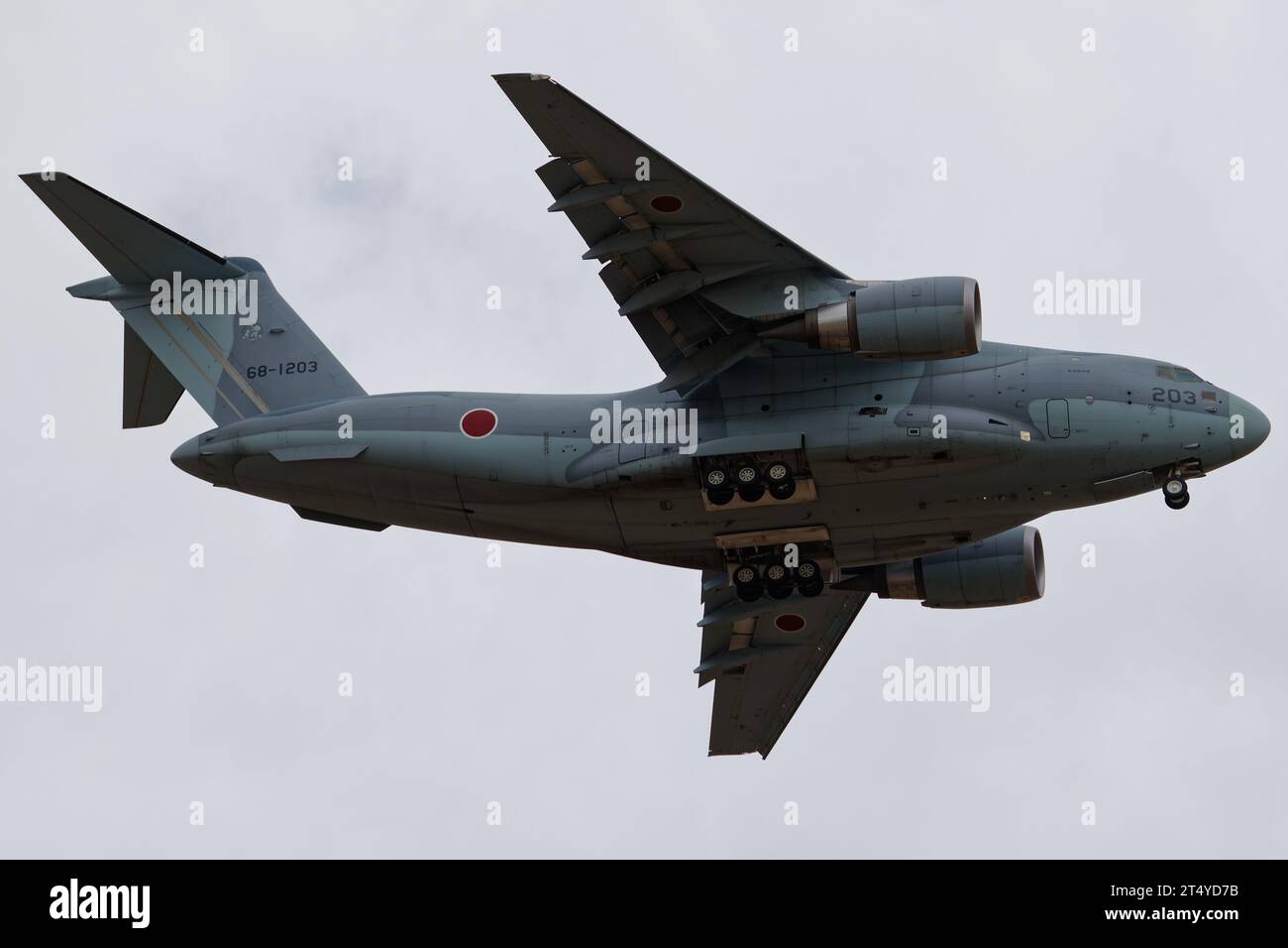 Japan Air Self Defence Force (JASDF) Kawasaki C-2 vu faire un survol à basse altitude à Avalon Airshow 2019. Banque D'Images