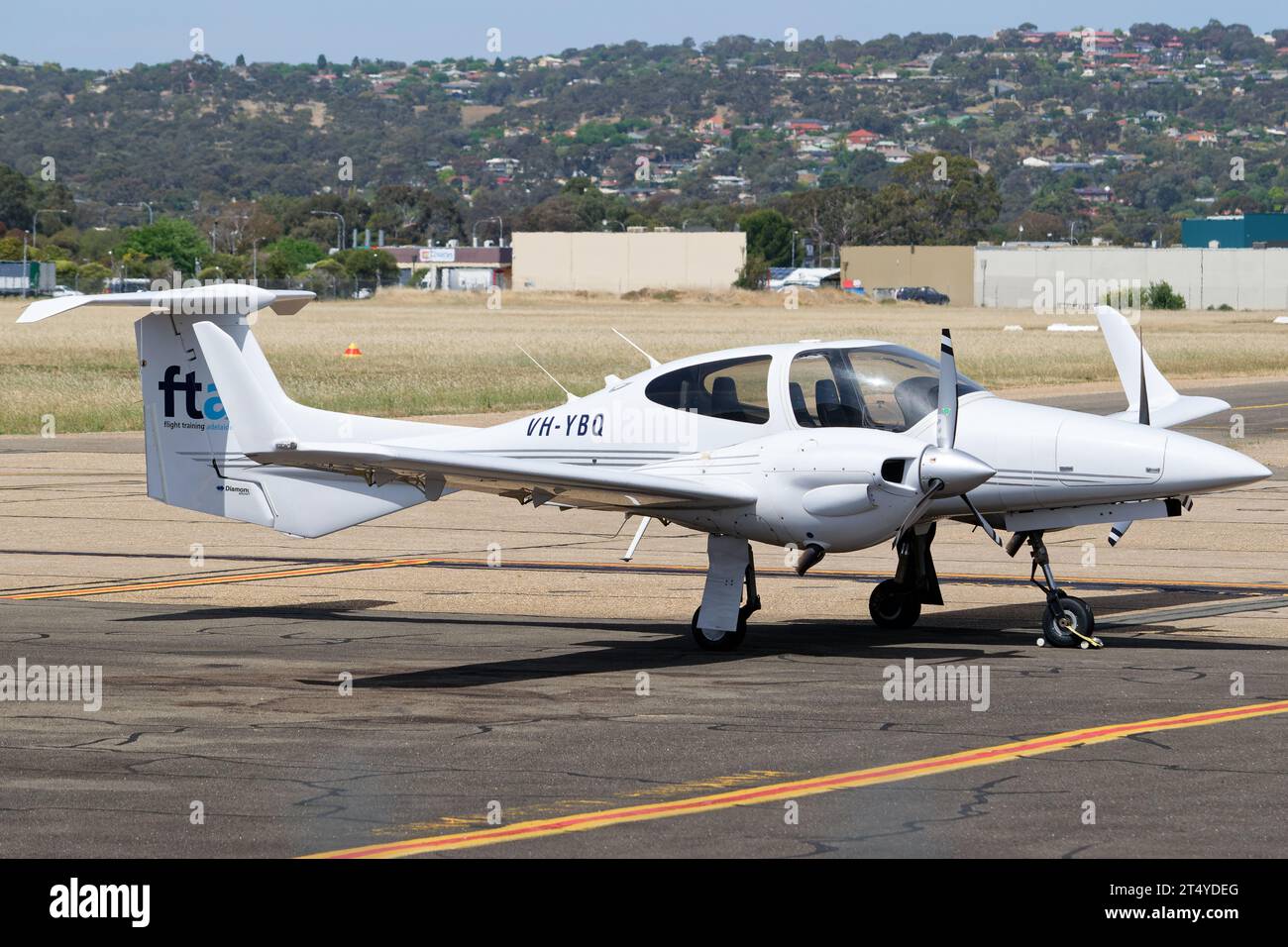 Formation au vol Adelaide Diamond DA42 Twin Star vue au sol à l'aéroport de Parafield. Banque D'Images