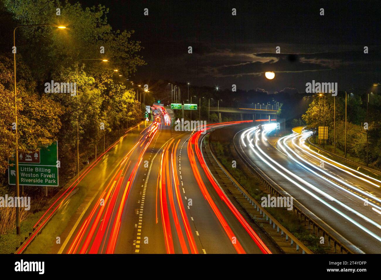 Trafic de banlieue approchant du rond-point Riverside pris avec une longue exposition, Northampton, Angleterre, Royaume-Uni. Banque D'Images