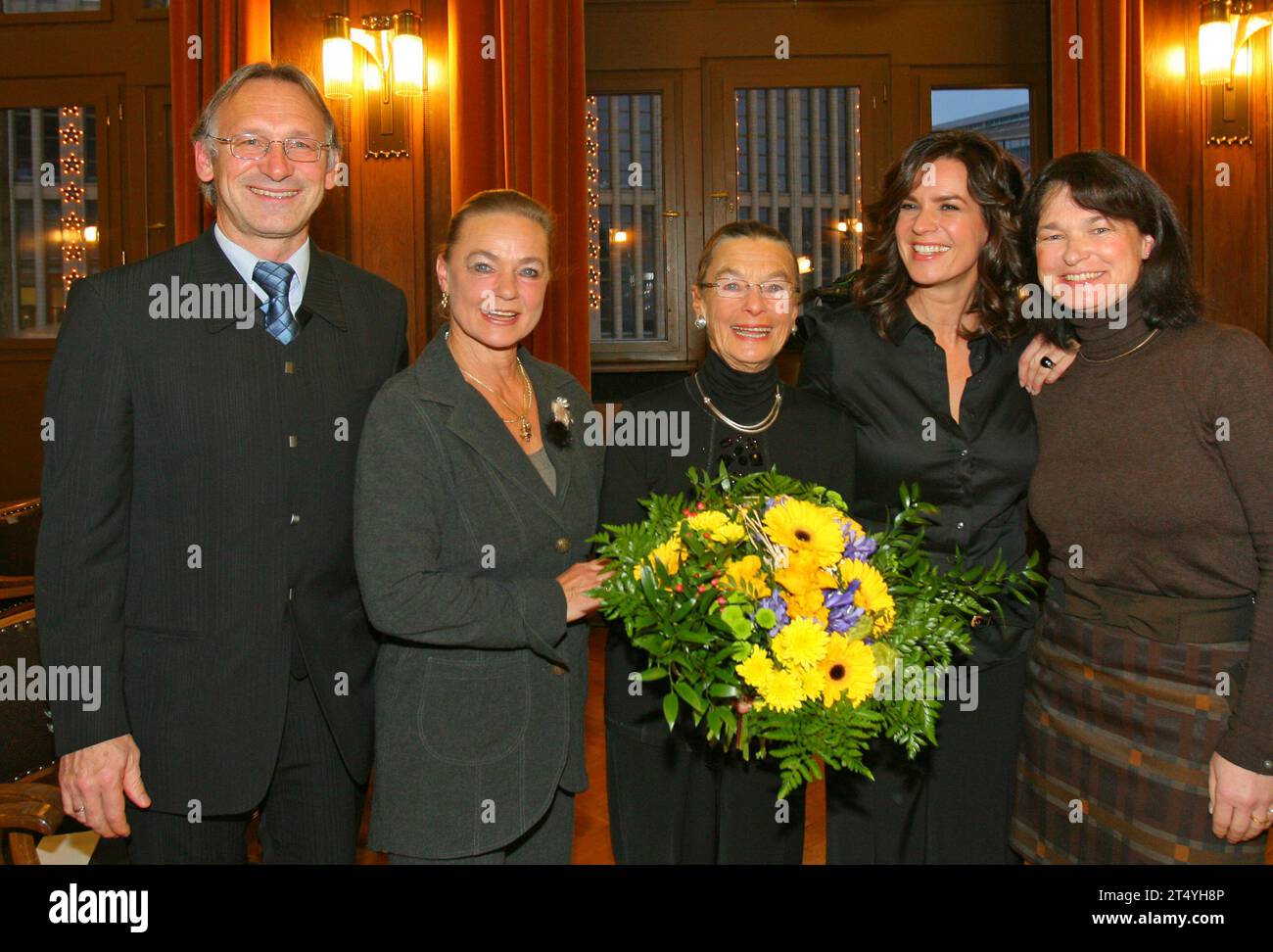 CLASSÉ - 12 décembre 2008, Saxe, Chemnitz : l’entraîneure de patinage artistique Jutta Müller (3e à partir de la droite) reçoit la citoyenneté honorifique de sa ville natale Chemnitz à la veille de son 80e anniversaire, ici avec son ancien protégé Champion du monde Jan Hoffmann, Champion du monde Gabriele Seyfert, la double championne olympique Katarina Witt et la championne olympique Anett Pötzsch (de gauche à droite) sur la photo de groupe commune. Dans les sports de RDA, Jutta Müller était l'un des entraîneurs les plus énigmatiques et les plus réussis. La loyauté envers la ligne et l'adhésion au SED n'ont pas empêché la « Dame de fer » du patinage artistique de célébrer ses succès dans les arènes de TH Banque D'Images