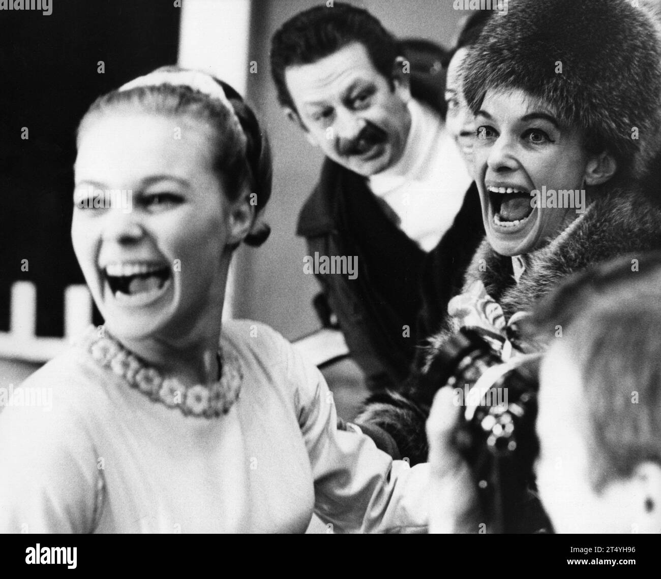 CLASSÉ - 08 février 1969, Garmisch-Partenkirchen : l'ancienne patineuse artistique de la RDA Gabriele Seyfert (à gauche) et sa mère et entraîneuse Jutta Müller (à droite) pleurent en jubilation dans le stade de glace. Le joueur de 20 ans remporte à nouveau le titre de champion d'Europe. Dans les sports de RDA, Jutta Müller était l'un des entraîneurs les plus énigmatiques et les plus réussis. La fidélité à la ligne et l'adhésion au SED n'ont pas empêché la «Dame de fer» du patinage artistique de célébrer ses succès dans les arènes du monde aux côtés de ses grandes patineuses Katarina Witt, Anett Pötzsch, Jan Hoffmann ou sa fille Gaby Seyfert. 57 médailles au Champio européen Banque D'Images