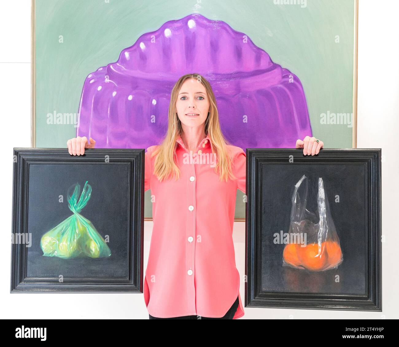 Londres, Royaume-Uni. 2 novembre 2023. Artiste Florence avec ses œuvres 'Violet Palace' (arrière), 'Grapefruit in Green Plastic' (gauche) et 'oranges in Plastic' (droite). JUTEUX ! À la J/M Gallery de Notting Hill présente une collection de peintures de Florence Houston, artiste de formation classique, centrée sur le thème des gelées victoriennes. L'exposition solo inaugurale de Houston présente également des peintures de natures mortes qui rendent le banal extraordinaire. L'exposition est gratuite et dure jusqu'au 7 novembre. Crédit : Imageplotter/Alamy Live News Banque D'Images