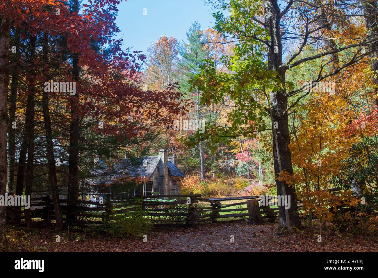 Couleurs d'automne de montagne avec une vieille clôture en bois Banque D'Images