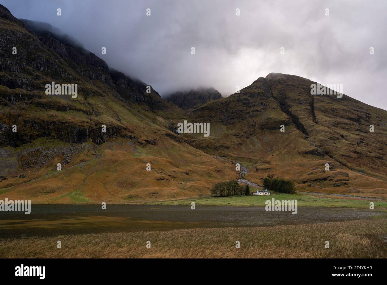 Achnambeithach cottage, Loch Achtriochtan, Glencoe, Highlands, Écosse Banque D'Images