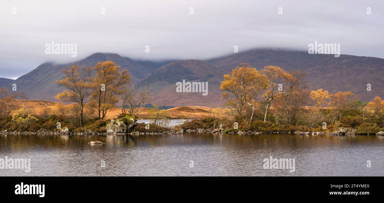 Lochan na h-Achlaise, regardant vers Black Mount, Rannoch Moor, Highlands, Écosse Banque D'Images