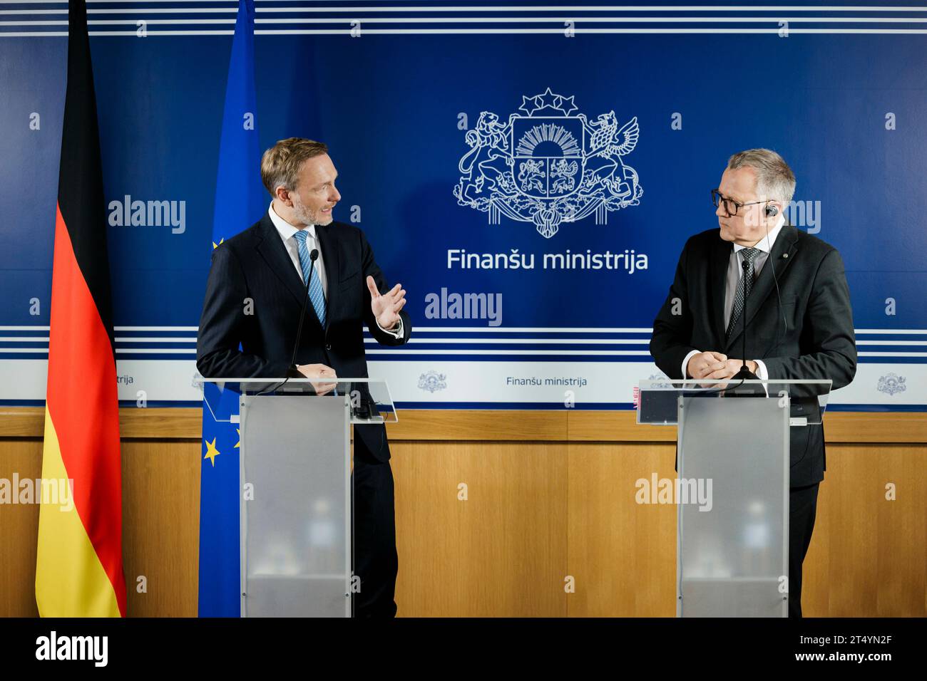 Riga, Lettland. 02 novembre 2023. Christian Lindner (FDP), ministre fédéral des Finances, et Arvils Aseradens, ministre letton des Finances, donnent une conférence de presse conjointe à Riga, le 2 novembre 2023. Crédit : dpa/Alamy Live News Banque D'Images