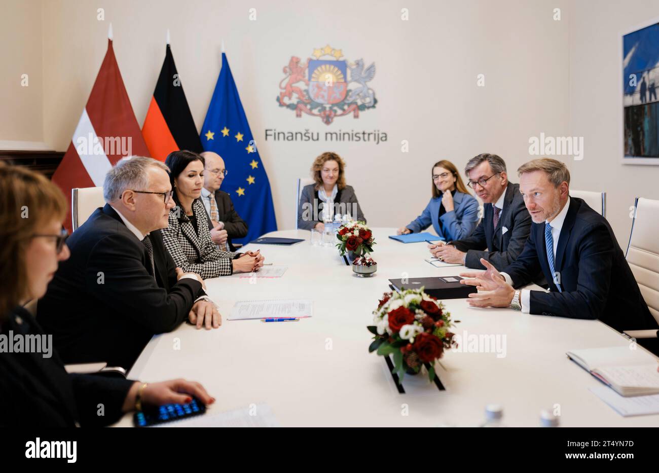 Riga, Lettland. 02 novembre 2023. Christian Lindner (FDP), ministre fédéral des Finances, rencontre Arvils Aseradens, ministre letton des Finances, pour une discussion à Riga, le 2 novembre 2023. Crédit : dpa/Alamy Live News Banque D'Images