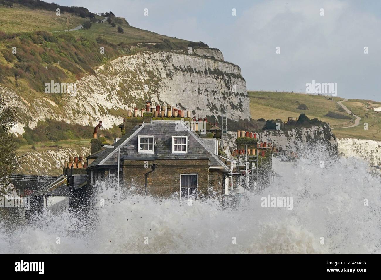 Les vagues s'écrasent à Douvres Kent, alors que la tempête Ciaran apporte des vents violents et de fortes pluies le long de la côte sud de l'Angleterre. L'Agence pour l'environnement a émis 54 avertissements où des inondations sont attendues, et un avertissement météorologique orange est en place avec des vents qui devraient atteindre 70 mph à 80 mph. Date de la photo : jeudi 2 novembre 2023. Banque D'Images