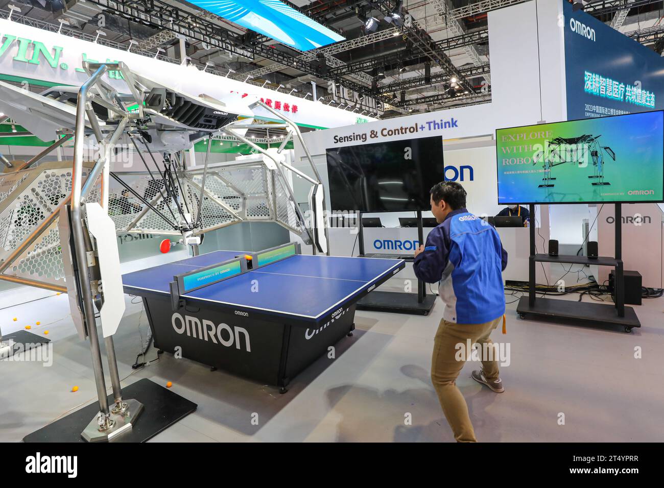 Shanghai, Chine. 2 novembre 2023. Un membre du personnel teste un robot entraîneur pour le tennis de table sur le stand d'Omron, organisé pour la sixième China International Import Expo (CIIE), à Shanghai, dans l'est de la Chine, le 2 novembre 2023. Le sixième CIIE est prévu à Shanghai du 5 au 10 novembre. Les travaux préparatoires au Centre national des expositions et des congrès (Shanghai) sont entrés dans leur phase finale. Crédit : Xin Mengchen/Xinhua/Alamy Live News Banque D'Images