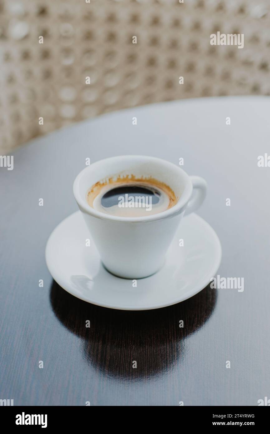 Tasse de café noir sur une table en bois dans un café de rue. Placer pour le texte. Banque D'Images