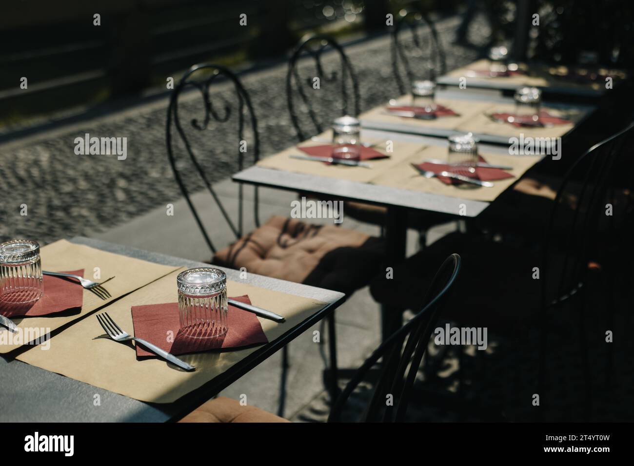 Café vide dans une rue de Milan, Italie. Destination de voyage en Italie. Banque D'Images