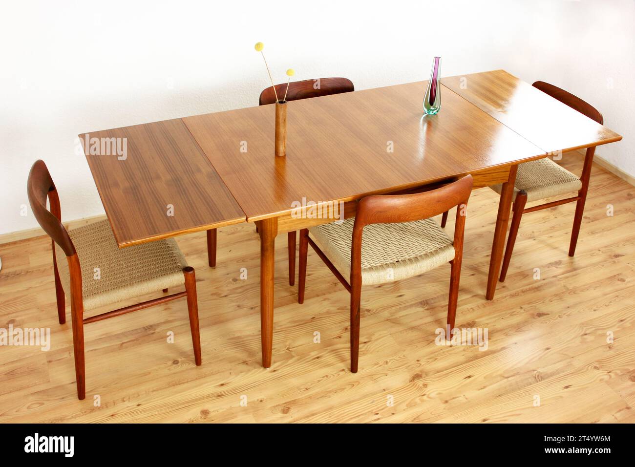 Une table à manger en teck Mid Century avec quatre chaises des années 50 60 Danish Design Vintage Dining en bois massif moderne antique des années 50 60 isolé sur wal blanc Banque D'Images