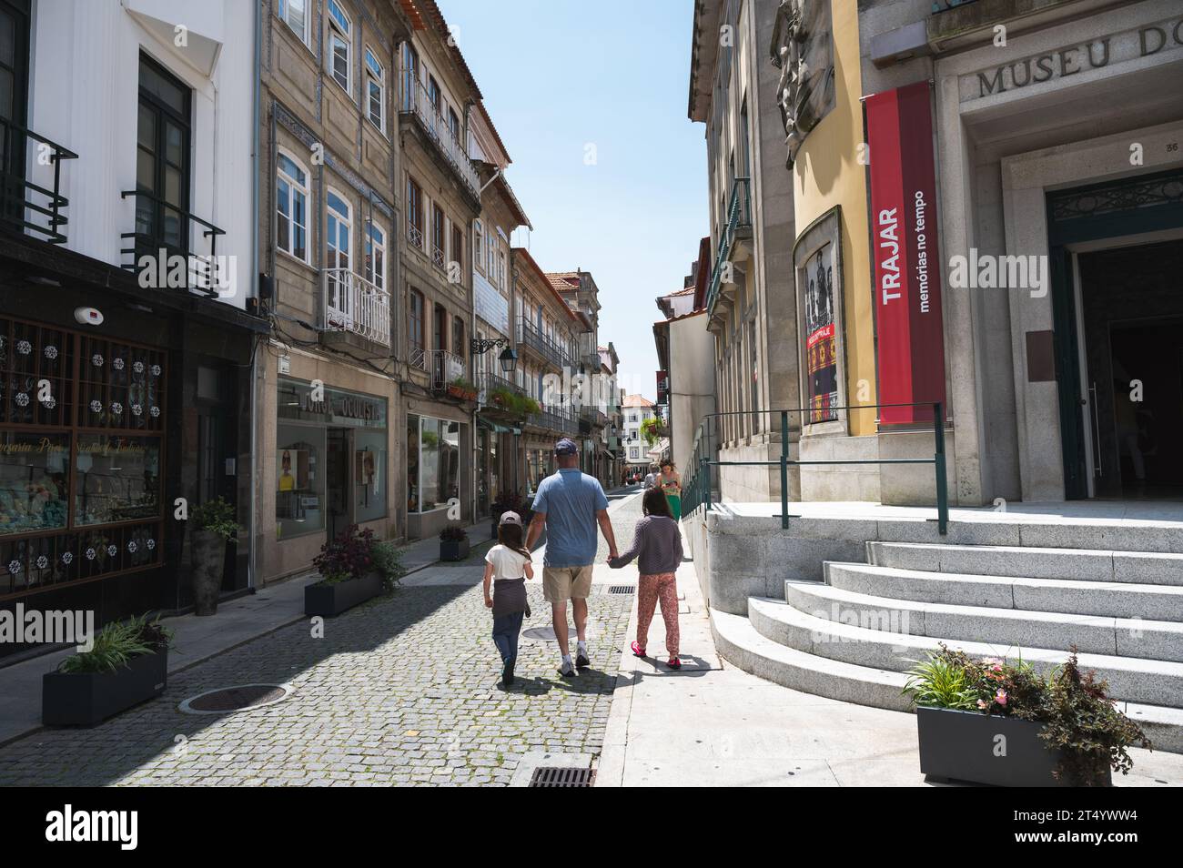 Viana do Castelo, Portugal - juin 29 2023 : les gens marchent sur la place de la République, vue sur le Musée et les boutiques, foyer sélectif Banque D'Images