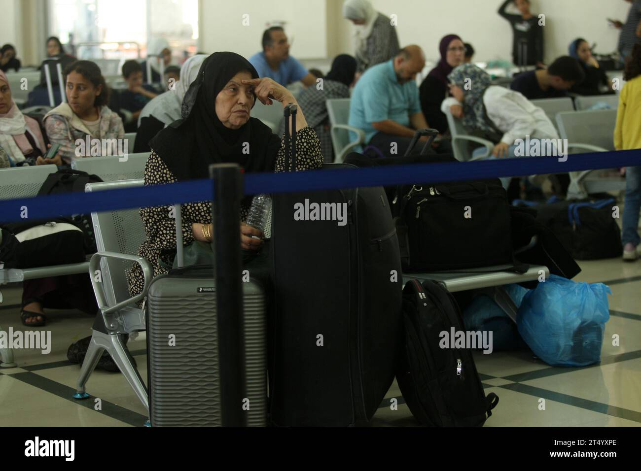 Rafah, Gaza. 02 novembre 2023. Palestiniens et étrangers à double nationalité se préparent à franchir le poste frontière de Rafah avec l’Égypte, dans le Sud de la bande de Gaza, le jeudi 2 novembre 2023. L'Égypte aidera à évacuer "environ 7 000" étrangers et doubles nationaux de la bande de Gaza ravagée par la guerre, a déclaré le ministère égyptien des Affaires étrangères, avec des responsables indiquant que quelque 400 personnes devaient traverser. Photo par Ismael Mohamad/UPI crédit : UPI/Alamy Live News Banque D'Images