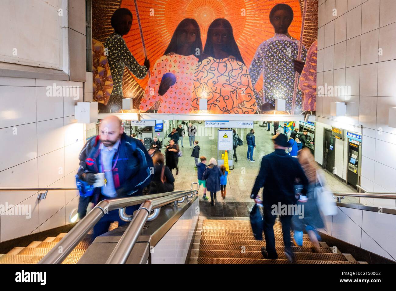 Londres, Royaume-Uni. 2 novembre 2023. Rebirth of a Nation une nouvelle œuvre de Jem Perucchini à la station Brixton Underground pour Art on the Underground. L'œuvre d'art publique à grande échelle sera visible pendant un an et est la dernière d'une série de commandes pour la station. Crédit : Guy Bell/Alamy Live News Banque D'Images