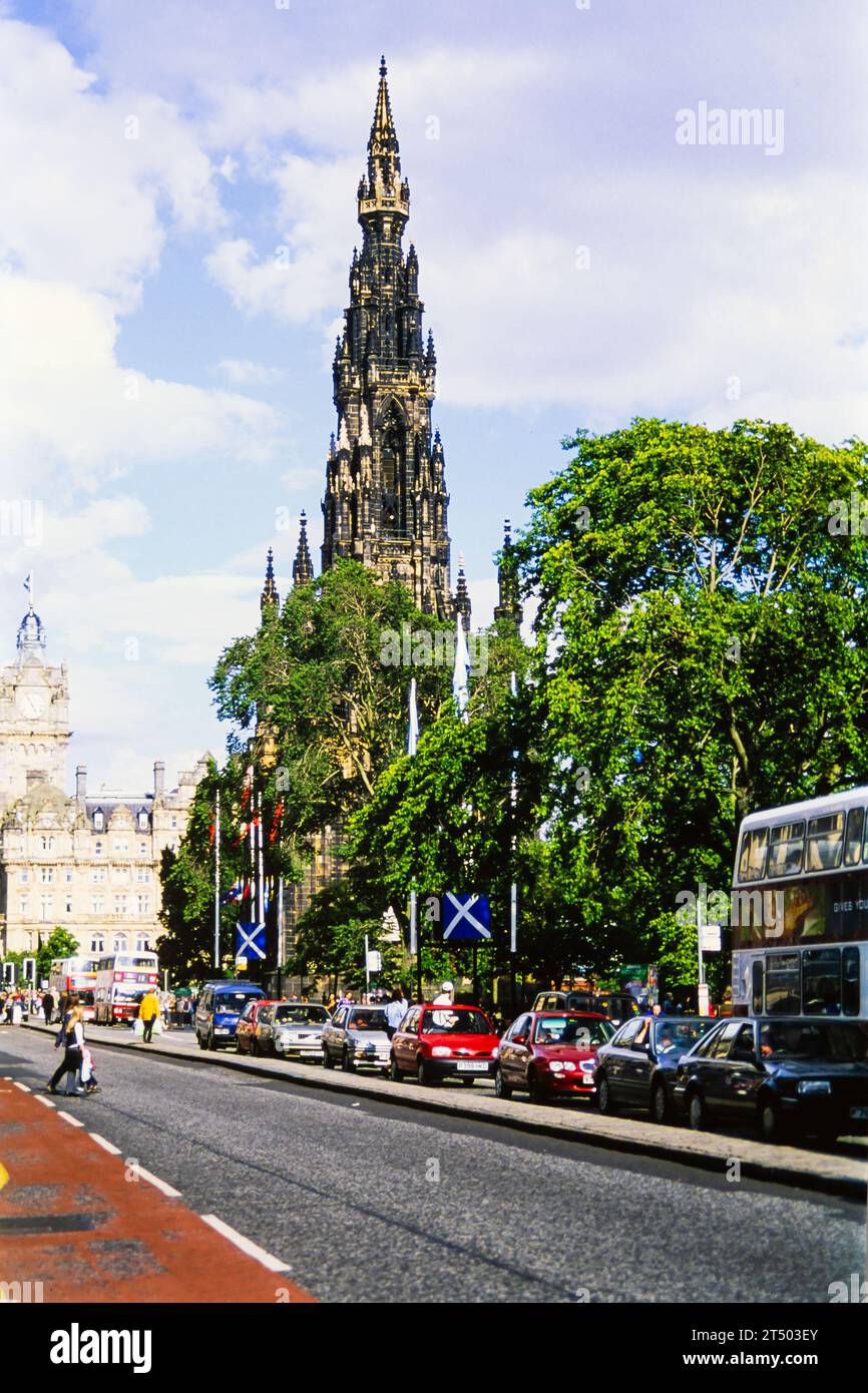 Vue de 1990 du Scott Monument et des voitures sur Princes Street, Édimbourg, Écosse. Numérisation de film transparent. Banque D'Images