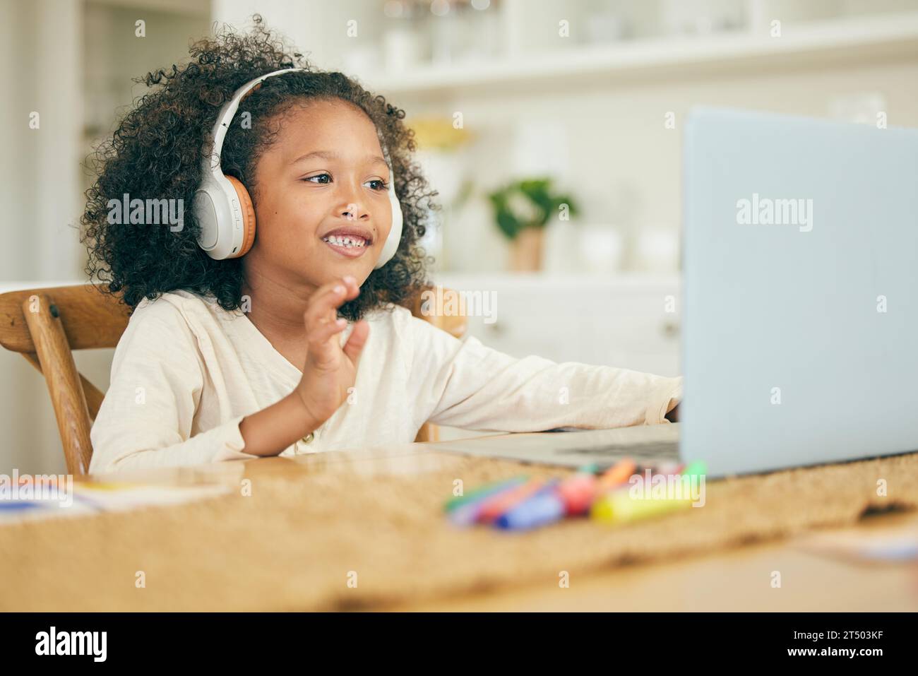 Wave, eLearning ou enfant avec ordinateur portable pour l'éducation, l'apprentissage à distance ou la connaissance en classe en ligne à la maison. Sourire, enfant ou élève heureux de maternelle Banque D'Images